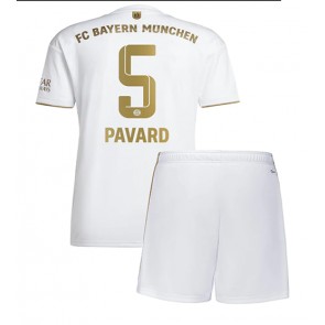 Bayern Munich Benjamin Pavard #5 babykläder Bortatröja barn 2022-23 Korta ärmar (+ Korta byxor)